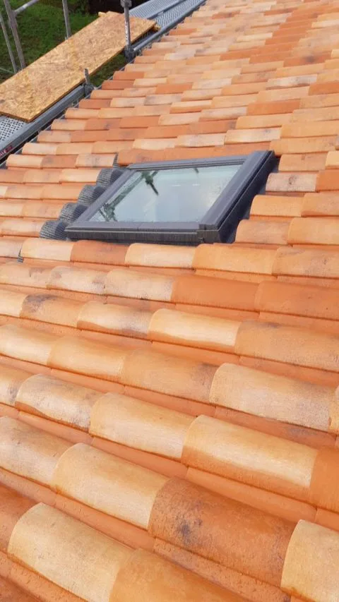 Chantier de couverture et pose de Velux en fenêtre de toit réalisé par AS AM 16, menuisier / couvreur / zingueur en Charente