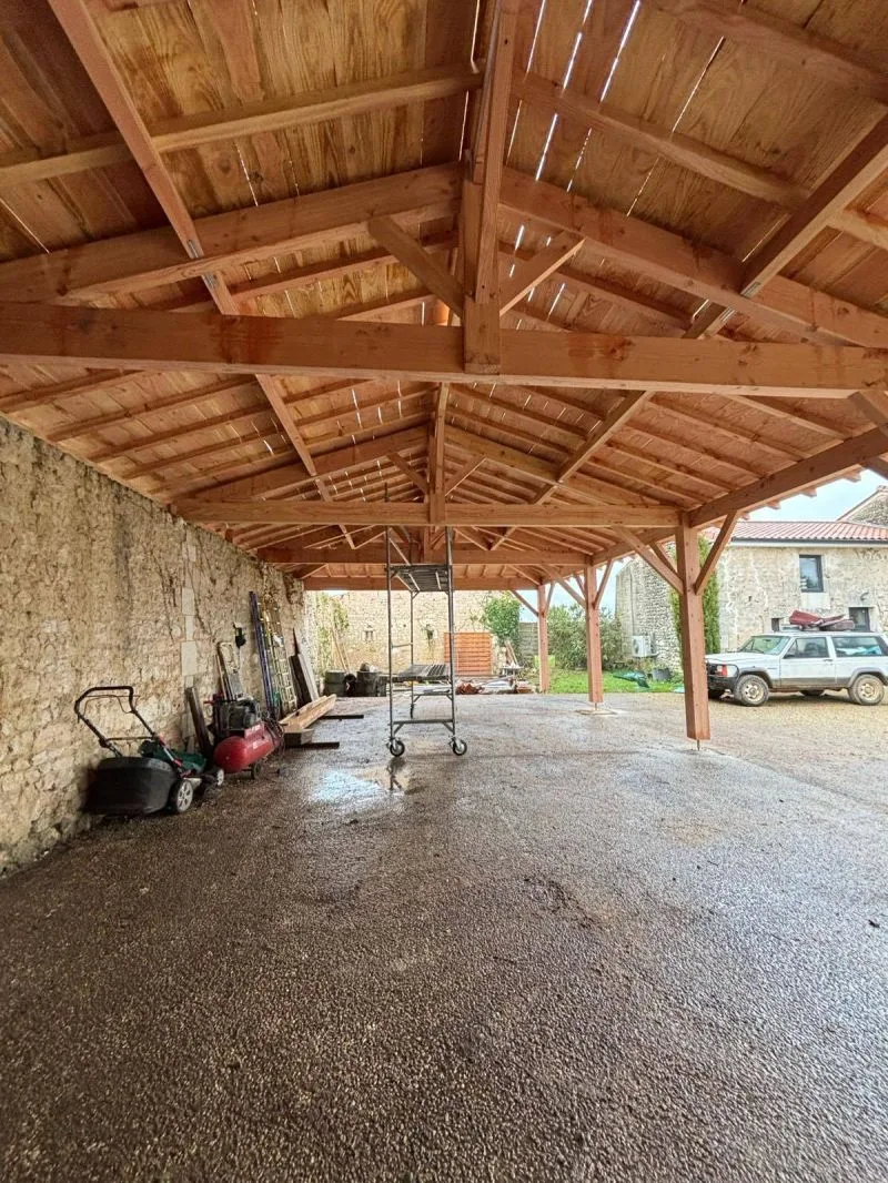 Charpente pour carport sur bâti ancien réalisée par AS AM 16, charpentier en Charente