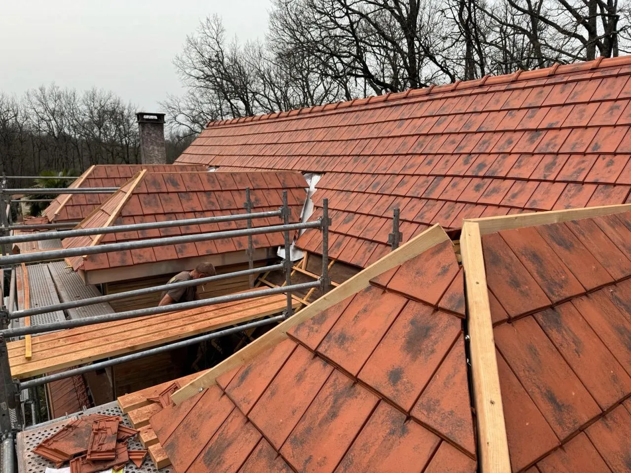 Chantier de couverture et zinguerie réalisé par AS AM 16, couvreur / zingueur en Charente