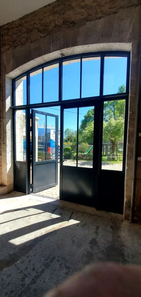 Grande ouverture vitrée fournie et posée par AS AM 16, menuisier en Charente