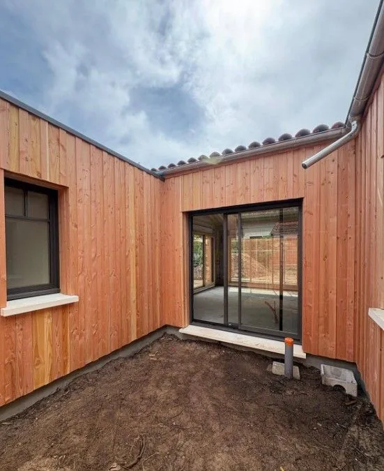 Construction bois, bardage bois et pose de menuiserie réalisée par AS AM 16, constructeur bois et menuisier en Charente