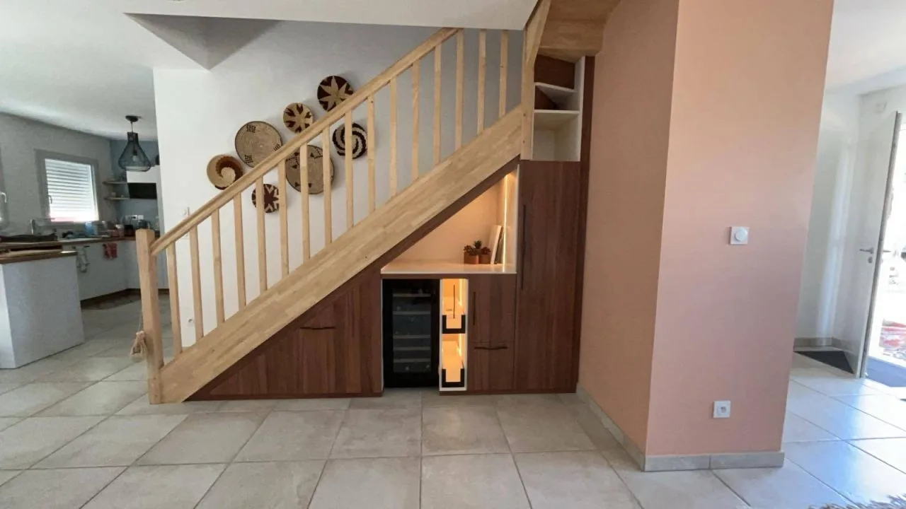 Agencement sur mesure sous escalier réalisé par AS AM 16, agenceur intérieur et menuisier en Charente