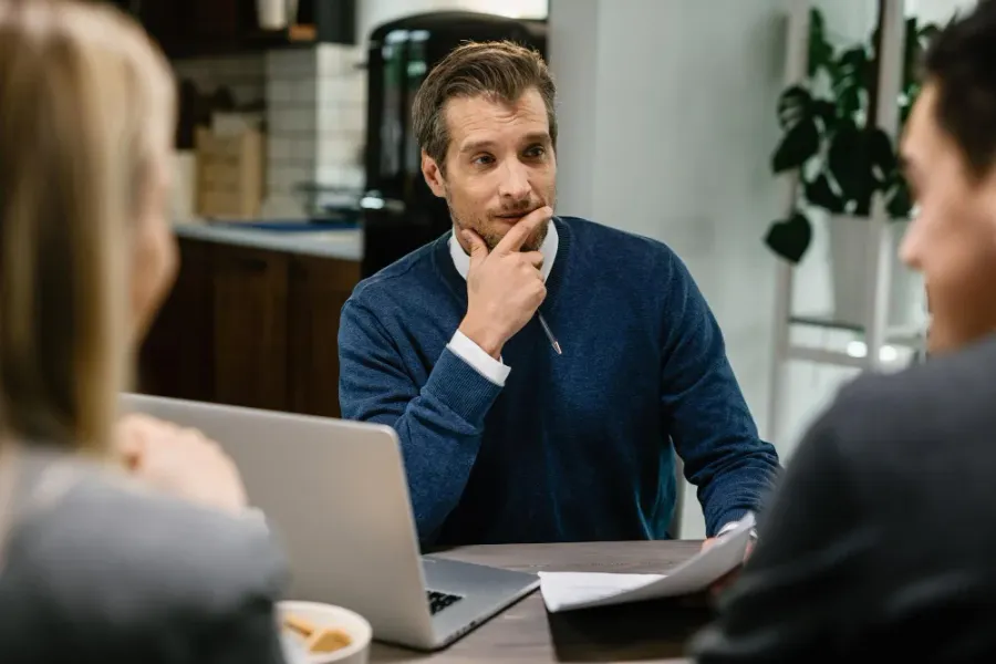 Échange entre un professionnel et ses interlocuteurs autour d’un projet, avant de s’engager sur une solution.