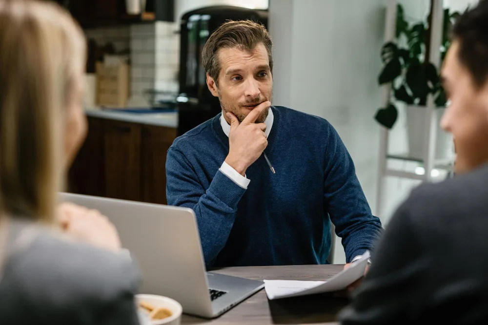 Échange entre un professionnel et ses interlocuteurs autour d’un projet, avant de s’engager sur une solution.