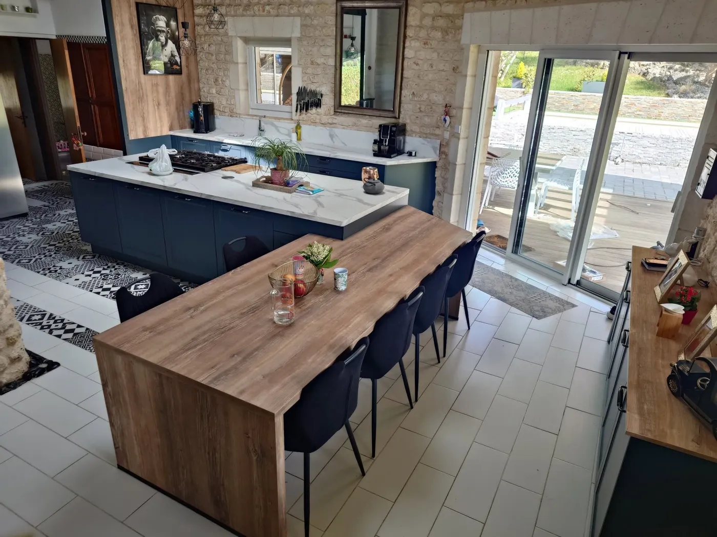 Cuisine réalisée sur mesure par Ambiance Cuisine, zone repas - Cuisiniste et agenceur en Charente