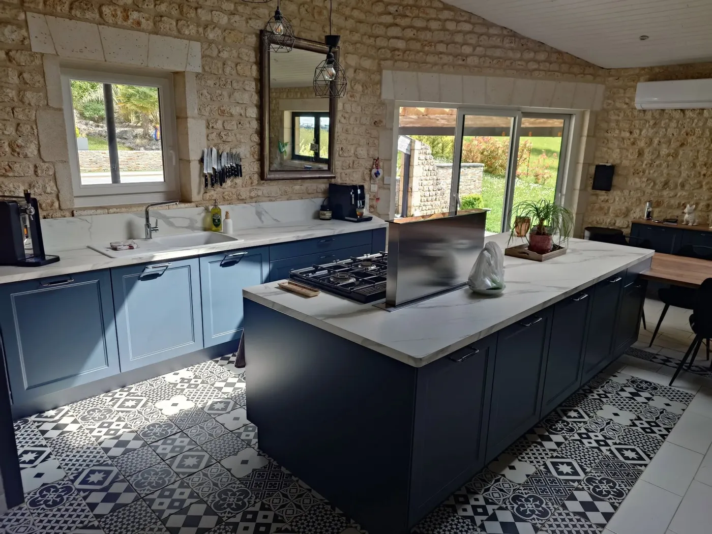 Cuisine réalisée sur mesure avec des contraintes au niveau des fenêtres. Créée par Ambiance Cuisine - Cuisiniste et agenceur en Charente