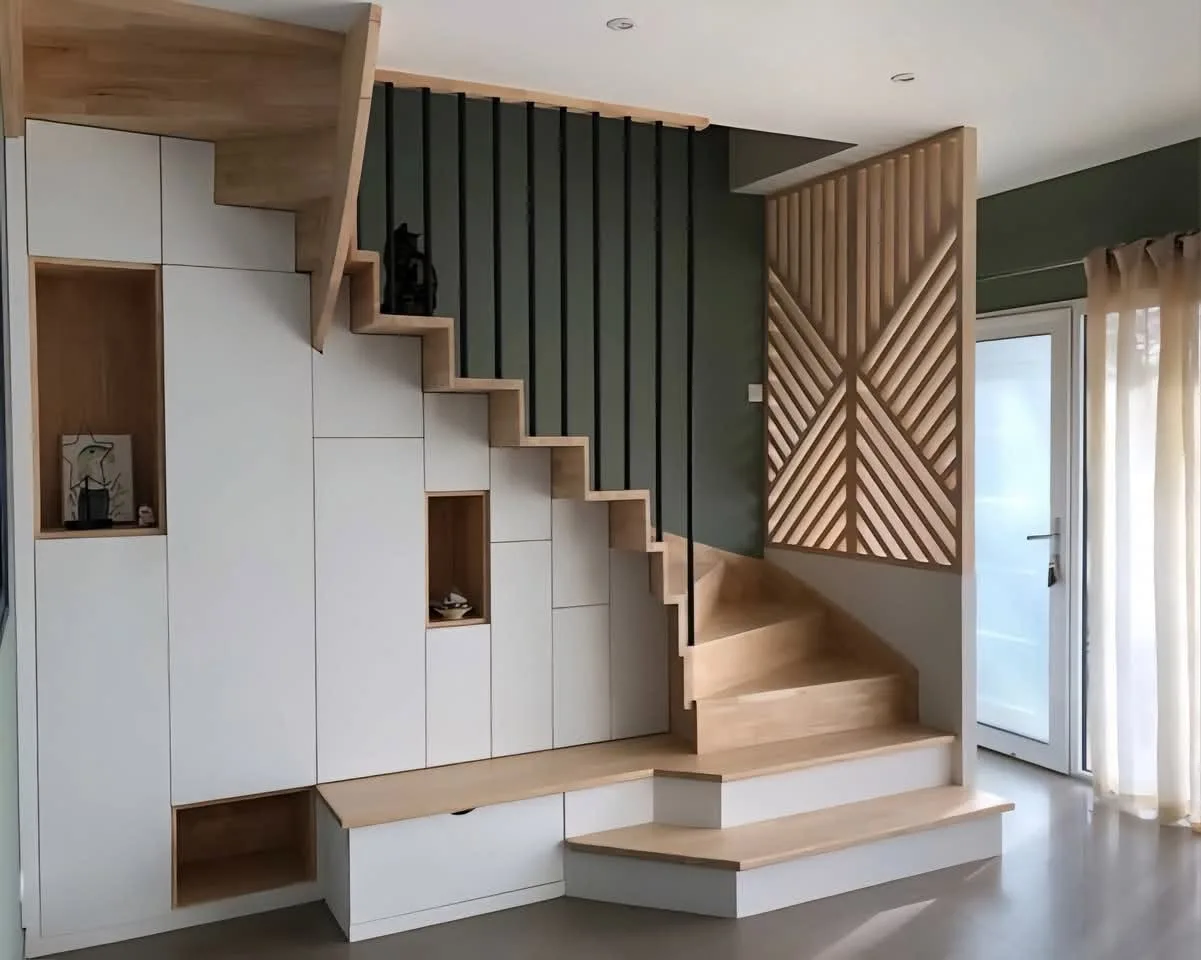 Agencement sur mesure d'un meuble de rangement sous escalier par Ambiance Cuisine - Cuisiniste et agenceur en Charente