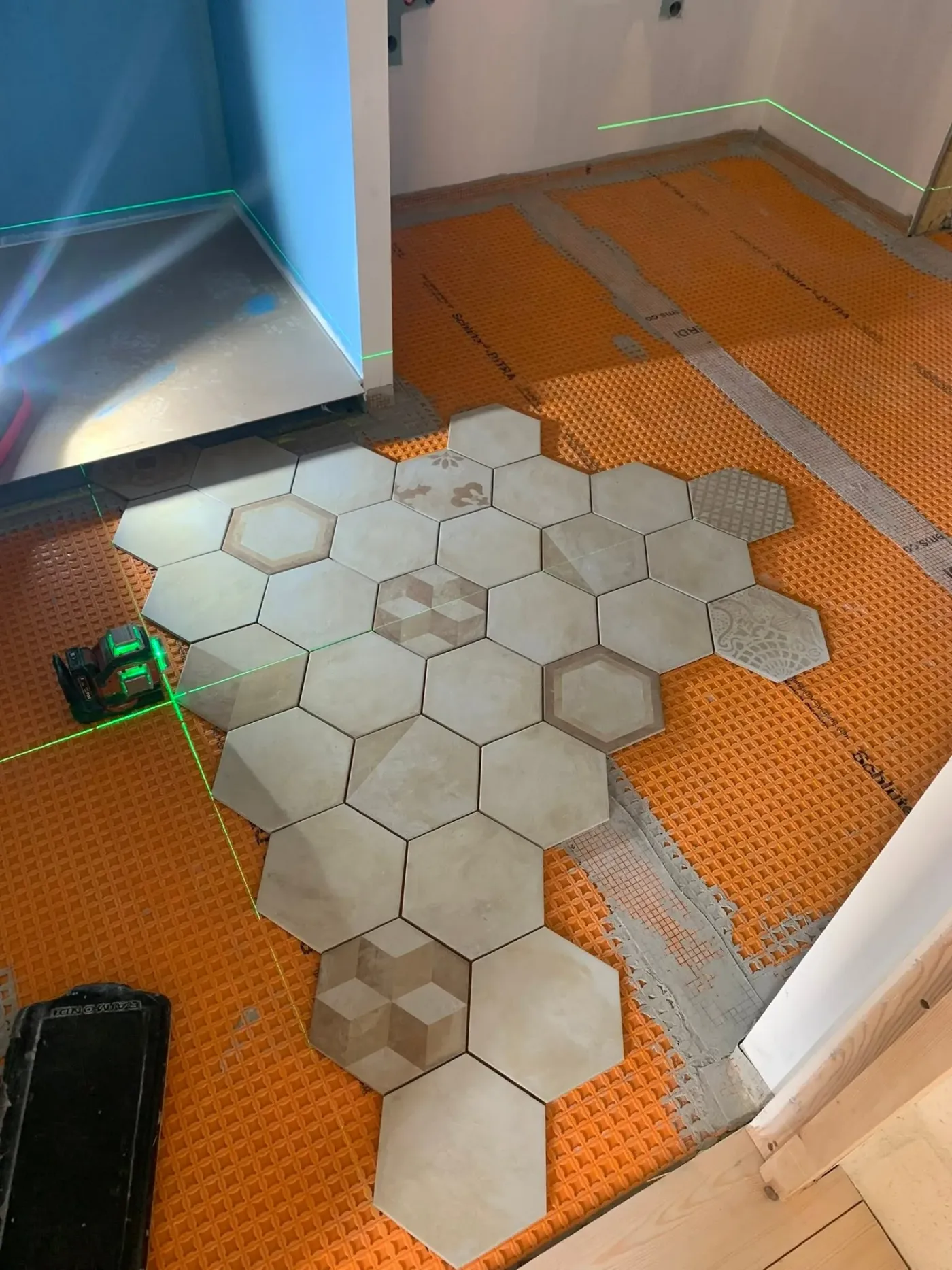 Pose de carrelage dans une salle de bain par l'entreprise EURL Mickael SASKOR