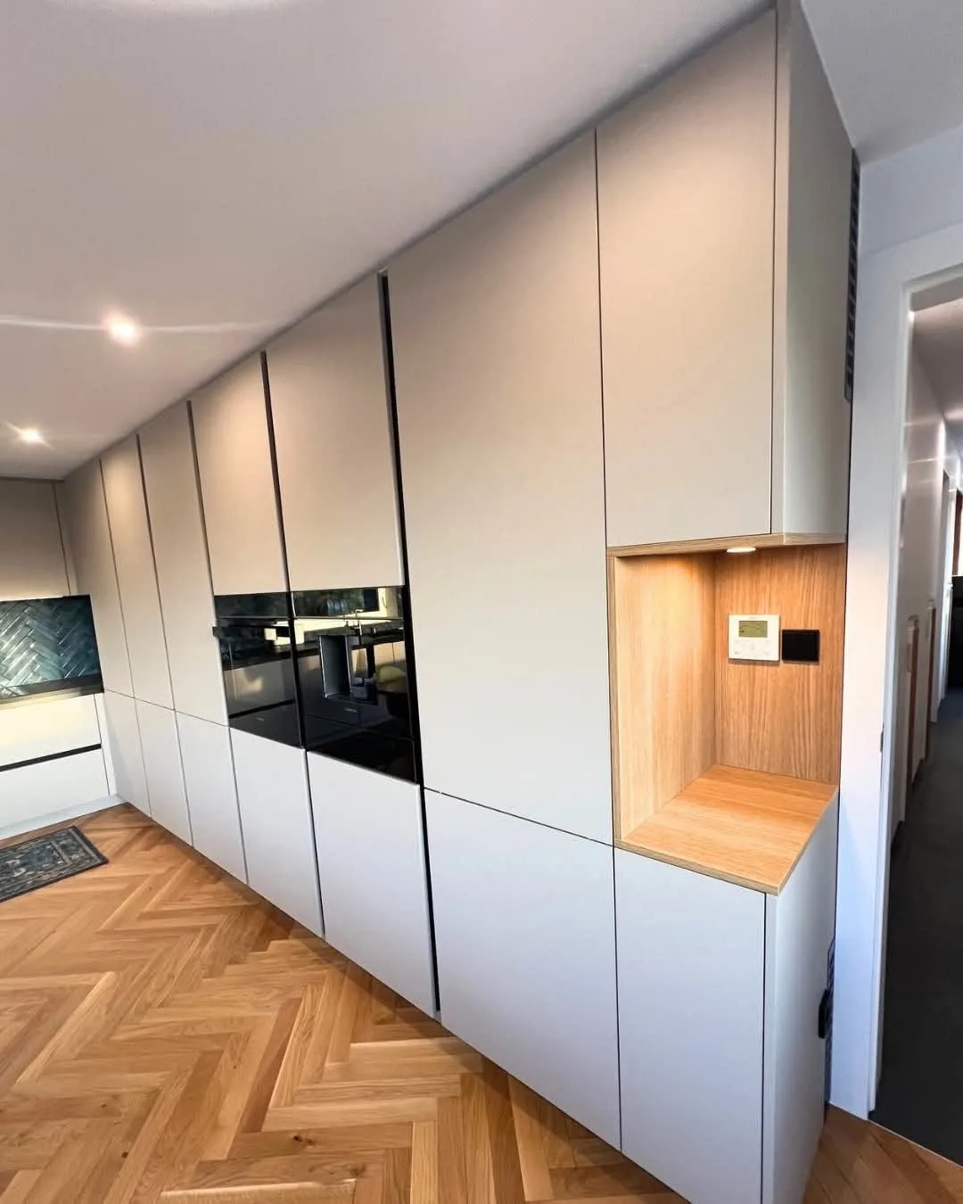 Cuisine sur mesure, meuble toute hauteur blanc avec électroménagers intégrés réalisée par Ambiance Cuisine - Cuisiniste et agenceur en Charente
