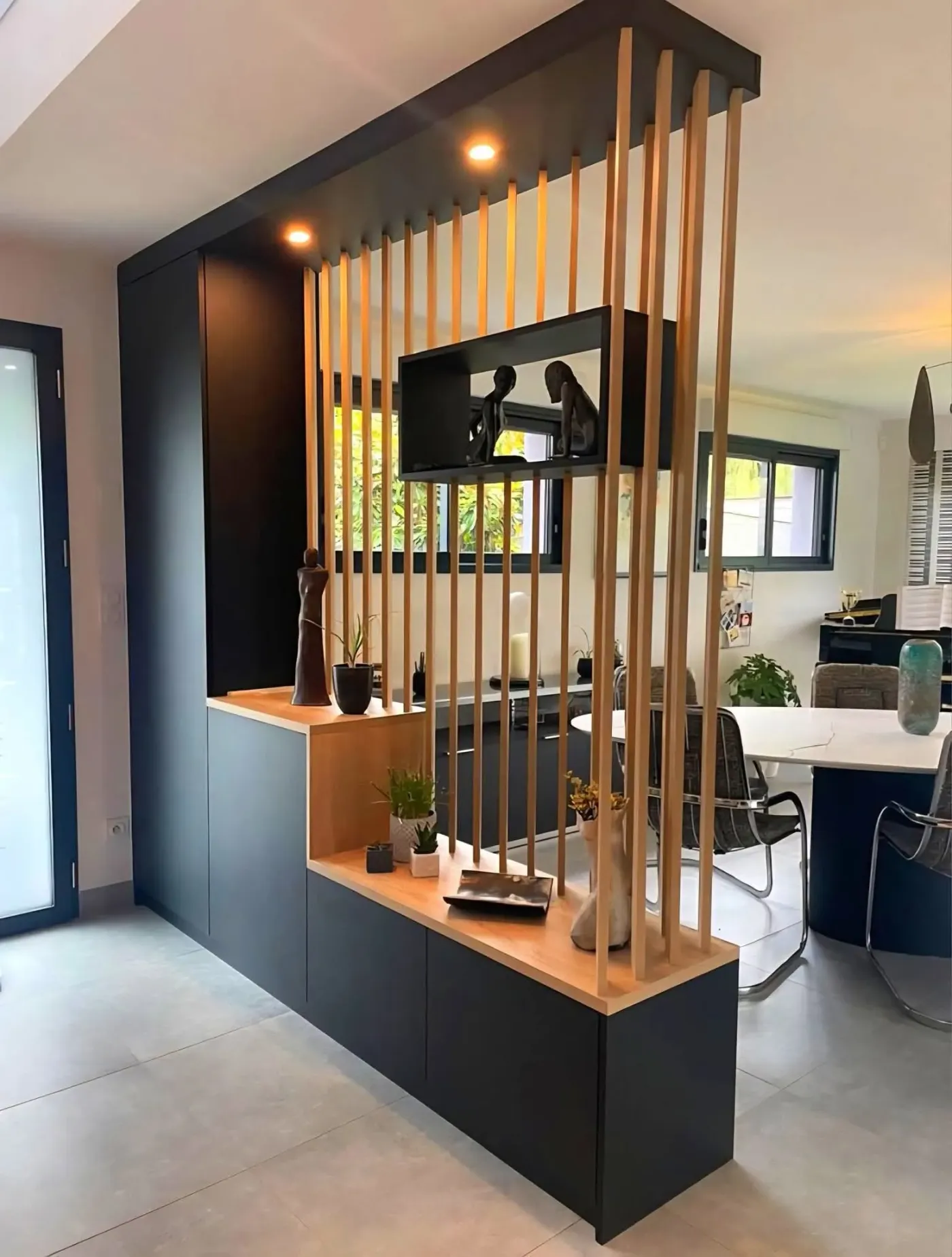 Claustra dans une entrée réalisé sur mesure par Ambiance Cuisine - Cuisiniste et agenceur en Charente