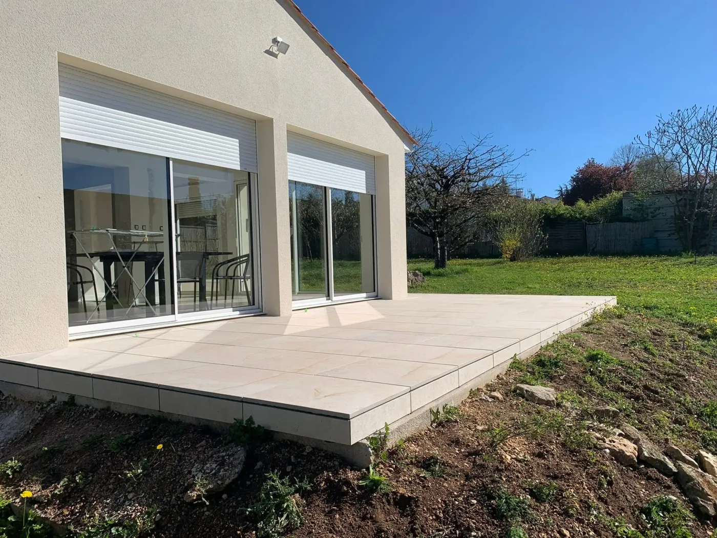Réalisation d'une terrasse extérieure en carrelage par l'entreprise EURL Mickael SASKOR