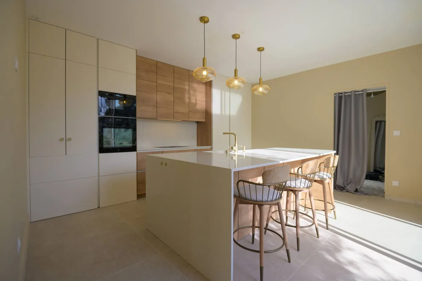 Cuisine sur mesure réalisée par Ambiance Cuisine à Ruelle sur Touvre - Couleur blanche, épurée - Cuisiniste en Charente