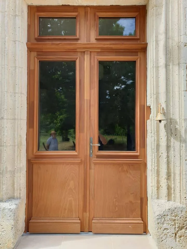 Porte d'entrée en bois, vitrée, fournie et posée par AS AM 16, menuisier en Charente