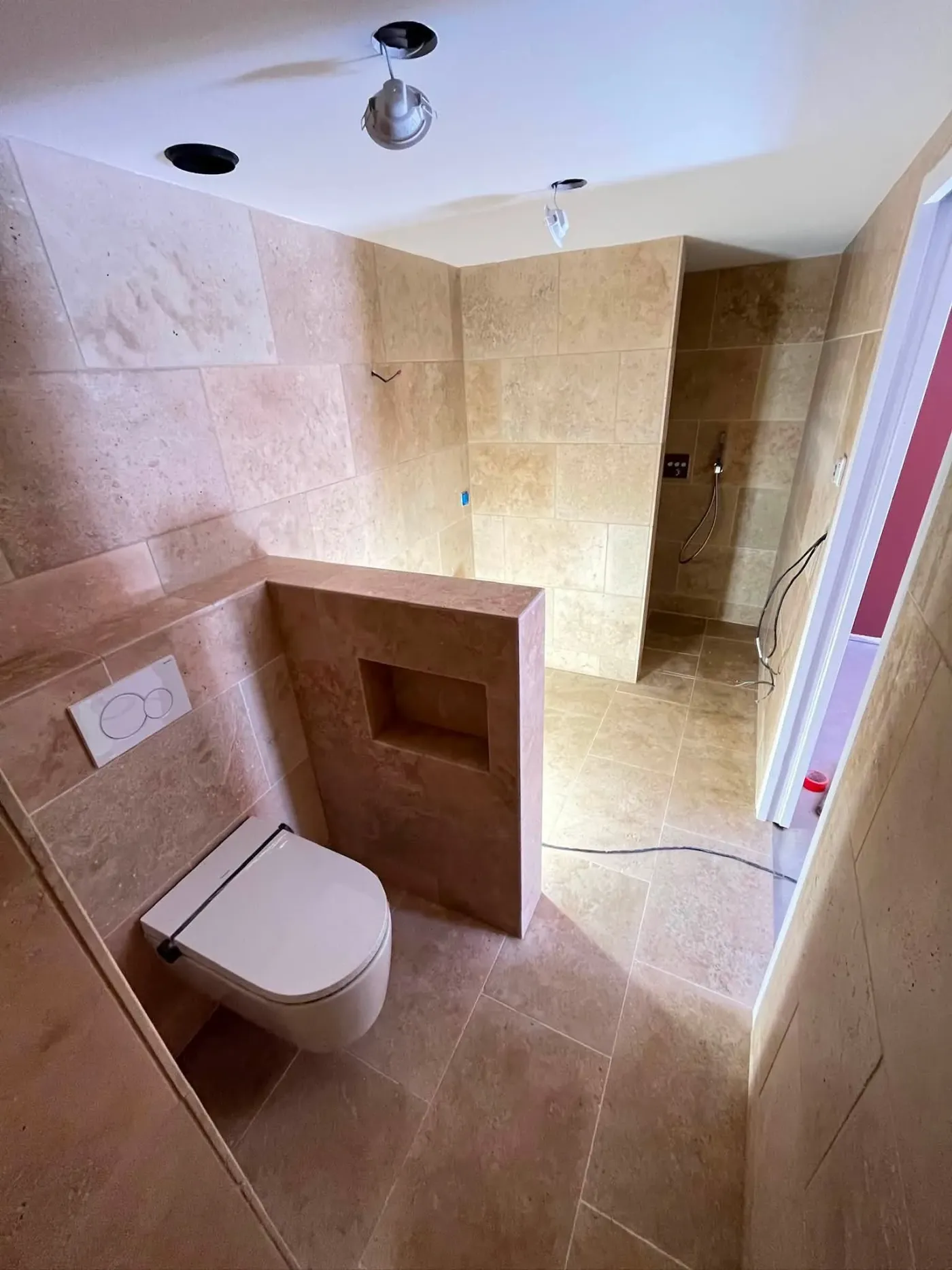 Salle de bain en travertin sol et murs, réalisée par l'entreprise EURL Mickael SASKOR