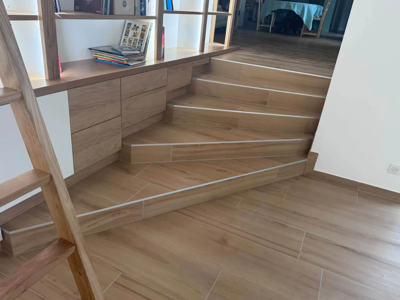 Pose de carrelage au sol, dans un escalier, par l'entreprise EURL MICKAEL SASKOR
