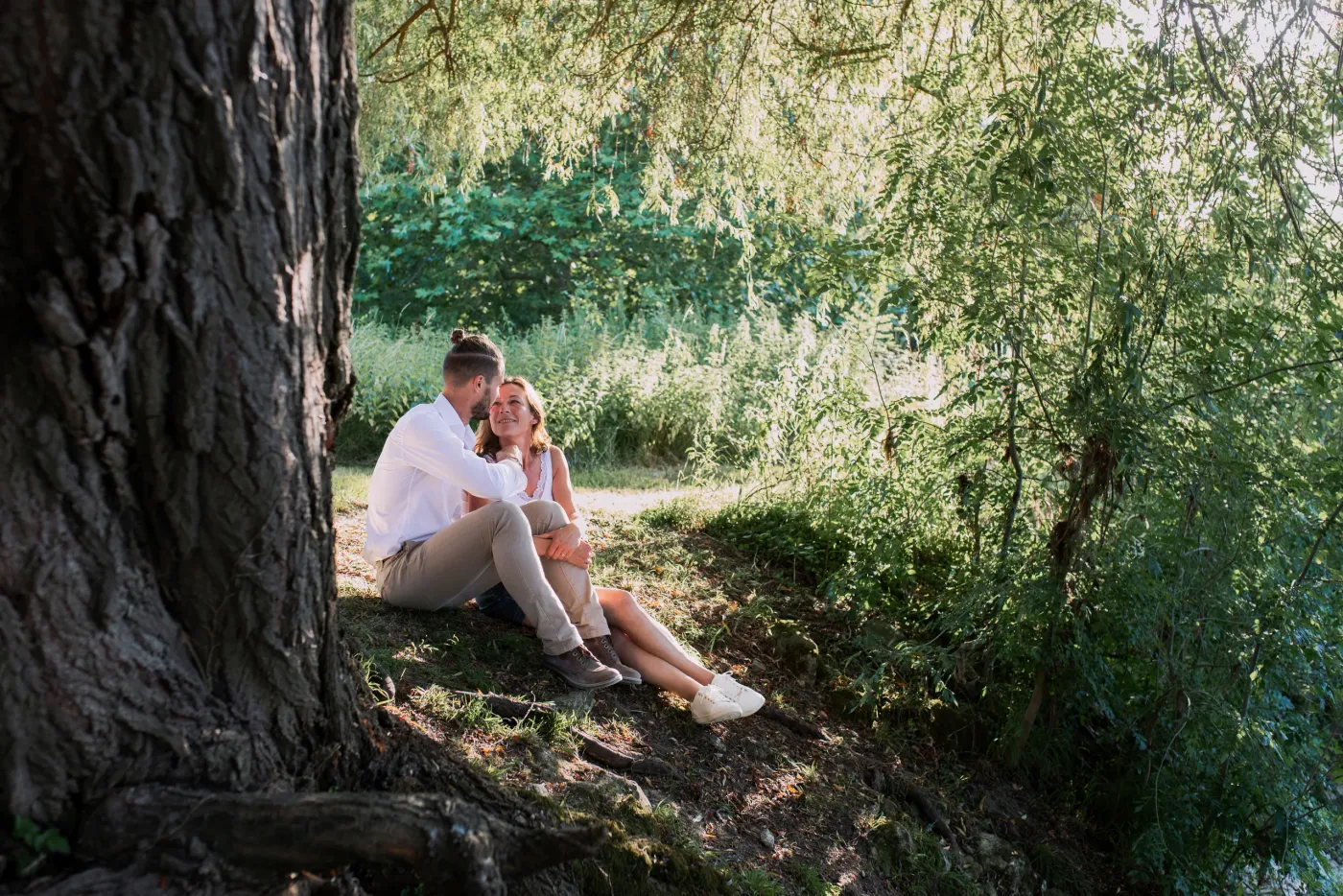 Photo réalisée par Lorrie VALLIER Photographe, photo d'un couple en pleine nature - Photographe en Charente
