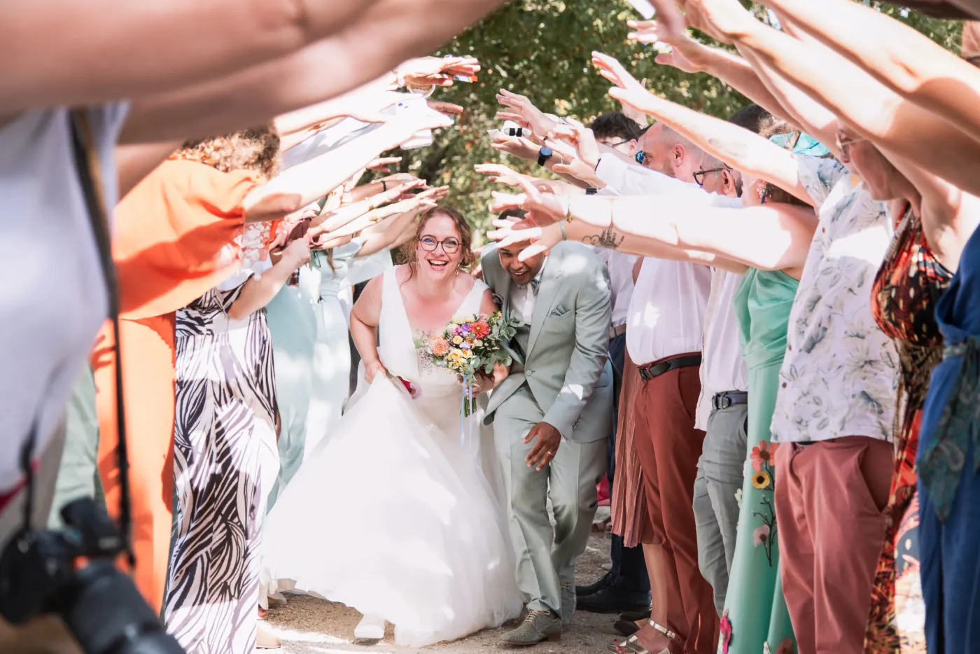 Photo réalisée par Lorrie VALLIER Photographe, lors d'un mariage, en pleine action avec les invités - Photographe en Charente