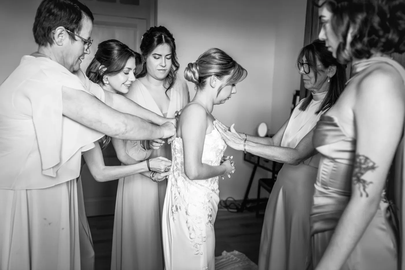 Photo réalisée par Lorrie VALLIER Photographe, lors d'un mariage, préparation de la mariée, accompagnée de ses proches - Photographe en Charente