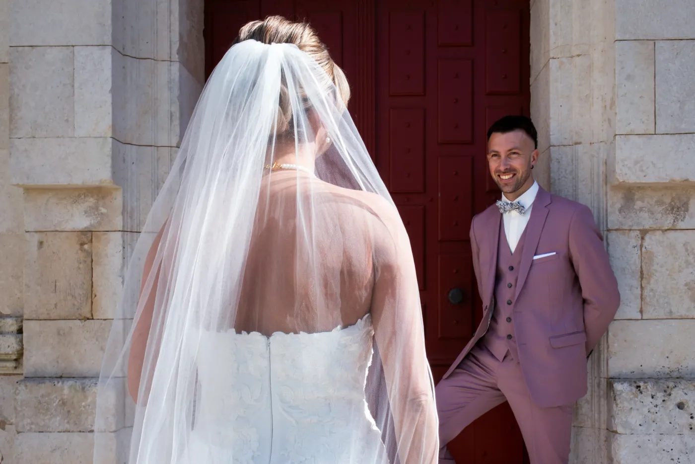 Photo réalisée par Lorrie VALLIER Photographe, lors d'un mariage, l'arrivée de la mariée à l'église - Photographe en Charente