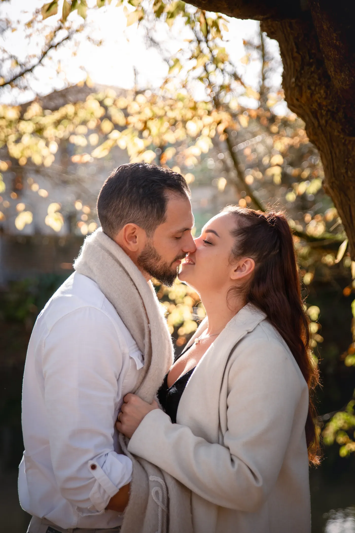 Photo réalisée par Lorrie VALLIER Photographe, photo de couple complice en pleine nature - Photographe en Charente